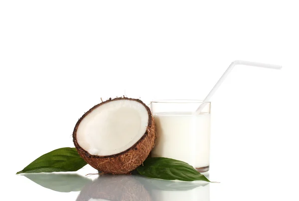 Kokosmelk en kokos geïsoleerd op wit — Stockfoto