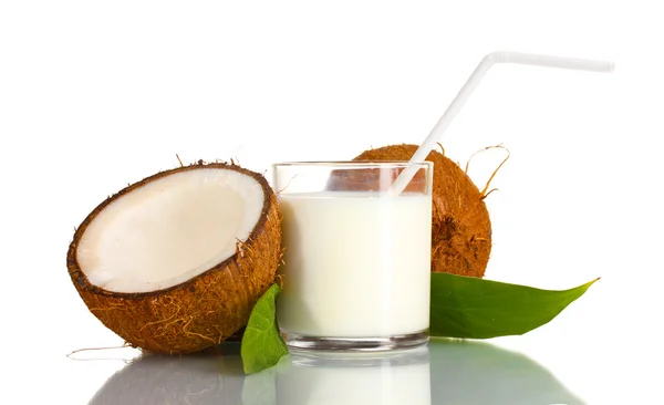 Kokosmilch und Kokosnuss isoliert auf weiß — Stockfoto
