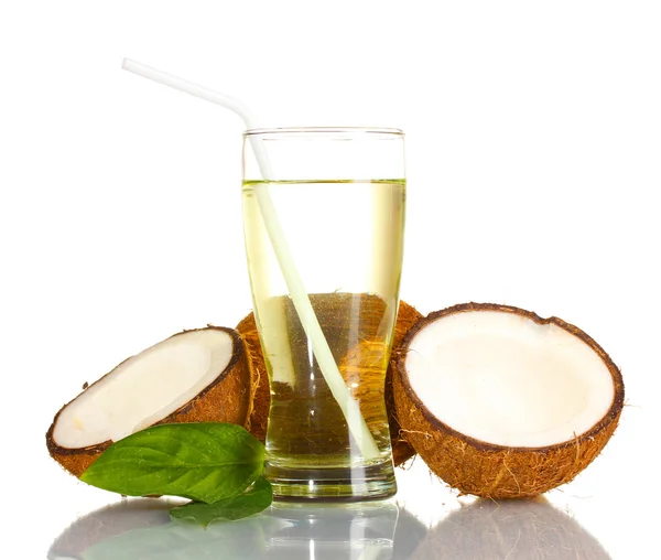 Kokossaft und Kokosnuss isoliert auf weiß — Stockfoto