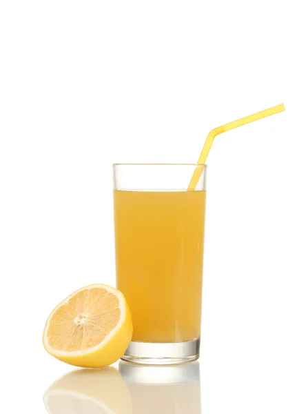 레몬과 오렌지 주스 흰색 절연 — 스톡 사진
