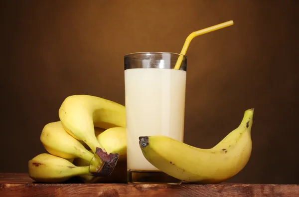 Bananensaft mit Bananen auf braun — Stockfoto