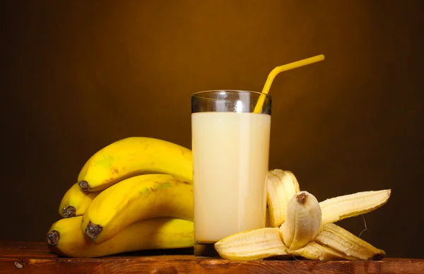 Banana juice with bananas on brown — Stock Photo, Image