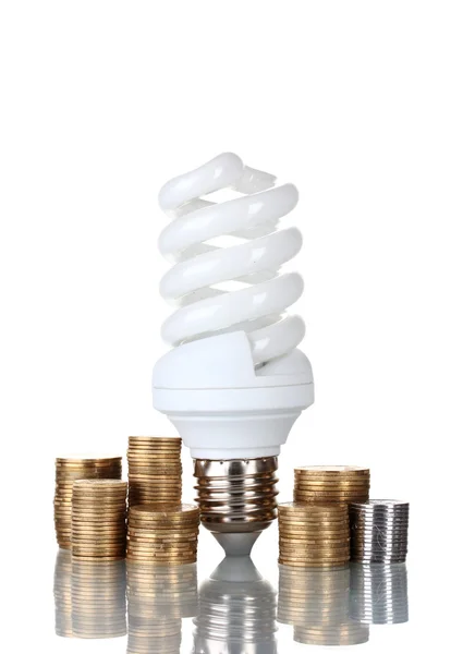 Енергозберігаюча лампа та гроші ізольовані на білому — стокове фото