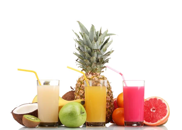 Frutas tropicais e suco isolado em branco — Fotografia de Stock