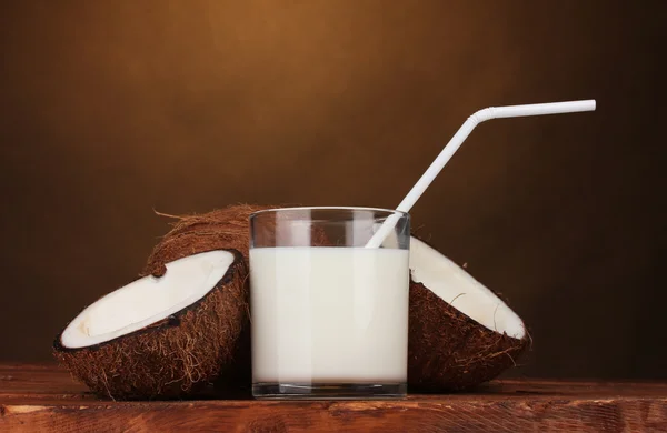 Kokosmelk en kokosnoot op brown — Stockfoto