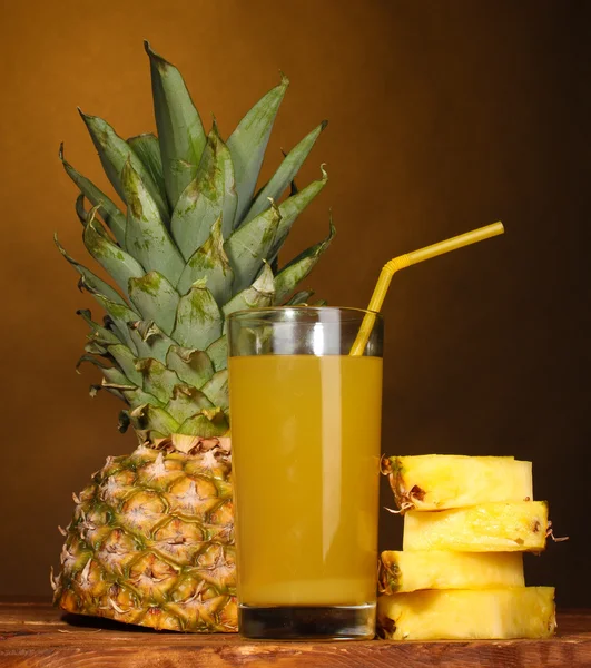 ? ineapple šťávu a ananas na hnědé — Stock fotografie