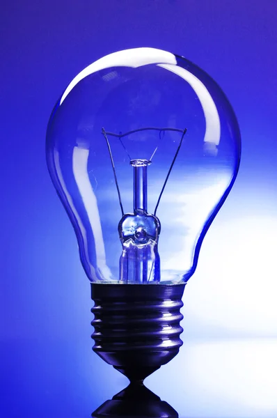 Glödlampa på blå bakgrund — Stockfoto