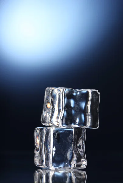 Два кубики льоду на синьому фоні — стокове фото