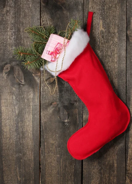 クリスマス靴下ともにギフトの木の背景 — ストック写真