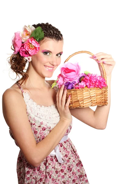 Menina bonita com flores em seu cabelo e com uma cesta de flores isolat — Fotografia de Stock
