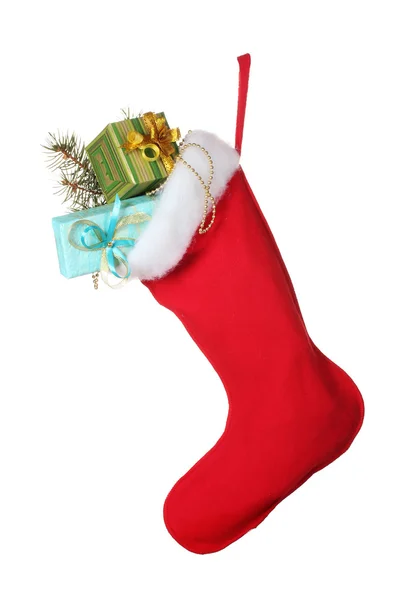 Weihnachtssocke mit Geschenken isoliert auf weiß — Stockfoto