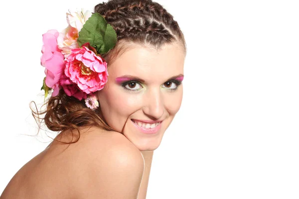 Красива дівчина з квітами у волоссі ізольована на білому — стокове фото