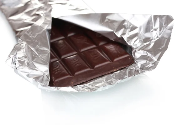 Шоколадный батончик в открытой серебряной упаковке, изолированной на белом — стоковое фото