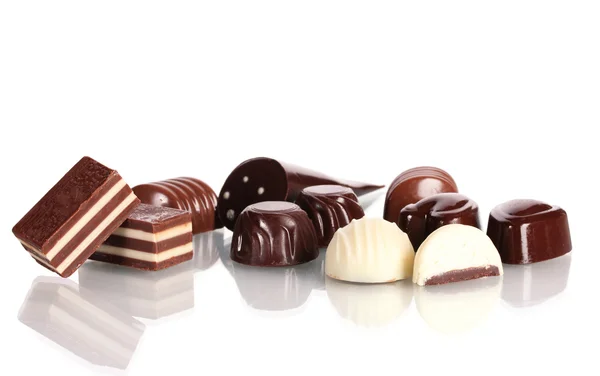 Muchos caramelos de chocolate diferentes aislados en blanco —  Fotos de Stock