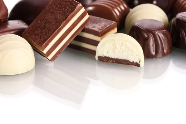 Muitos doces de chocolate diferentes isolados no branco — Fotografia de Stock