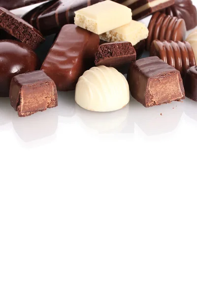 Många olika choklad godis isolerad på vit — Stockfoto