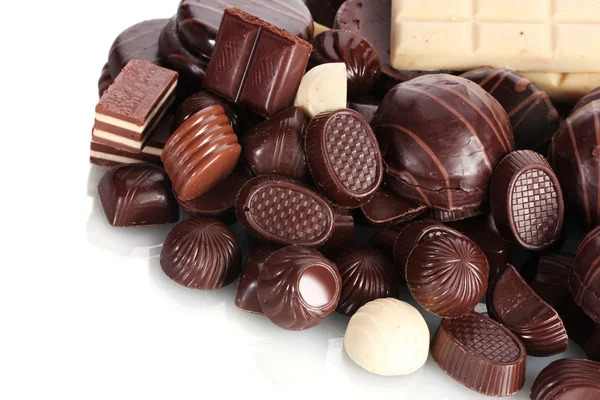 Muitos doces de chocolate diferentes isolados no branco — Fotografia de Stock