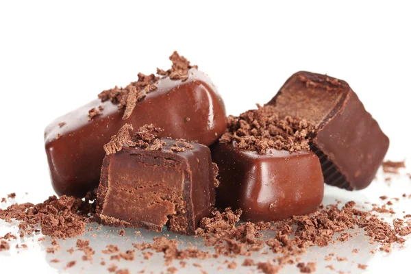 Chocolate caramelo cubierto con virutas de chocolate aislado en blanco — Foto de Stock