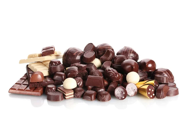 Många olika choklad godis isolerad på vit — Stockfoto