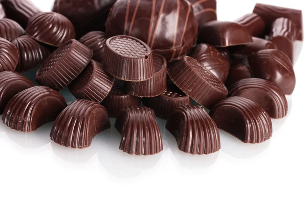 Viele verschiedene Schokoladenbonbons isoliert auf weiß — Stockfoto