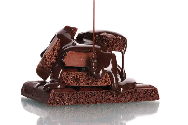 Scheiben Milch und dunkle Schokolade Riegel gegossen Schokolade isoliert auf weiß — Stockfoto
