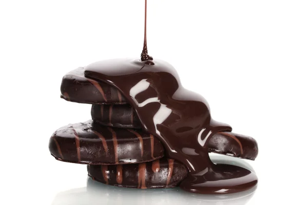 Шоколадное печенье выливают шоколад изолирован на белый — стоковое фото