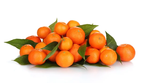 Reife leckere Mandarinen mit Blättern isoliert auf weiß — Stockfoto