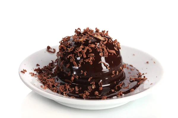 Biscoito de chocolate derramado chocolate com raspas de chocolate em um isolado de prato — Fotografia de Stock