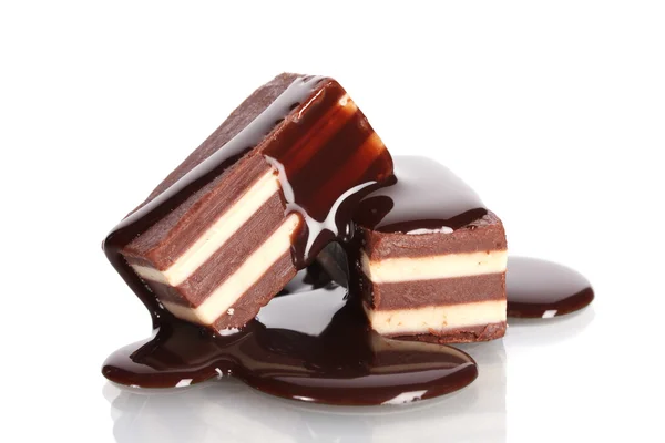 Cioccolato fondente cioccolato versato isolato su bianco — Foto Stock