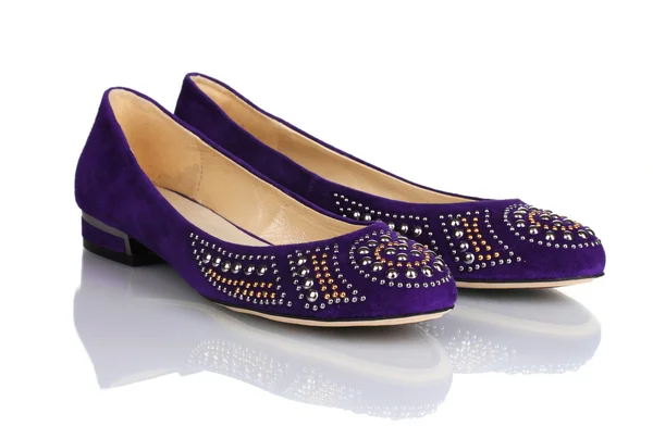 Sapatos lisos violeta elegante para mulheres em pedras isoladas em branco — Fotografia de Stock