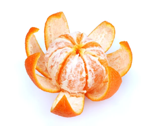 Rijp smakelijke mandarijnen met peel geïsoleerd op wit — Stockfoto