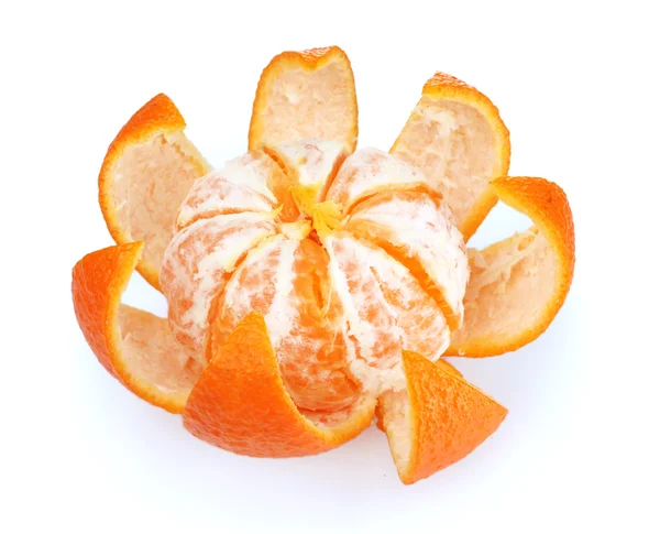 Reife leckere Mandarinen mit Schale isoliert auf weiß — Stockfoto