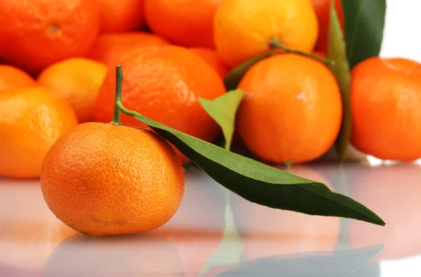 Reife leckere Mandarinen mit Blättern Nahaufnahme — Stockfoto