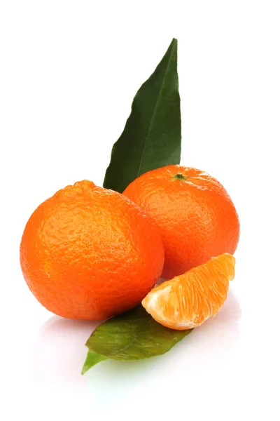 Maturare gustosi mandarini con foglie e segmenti isolati su bianco — Foto Stock