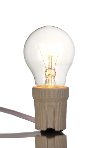 白で隔離され点灯している電球 — ストック写真