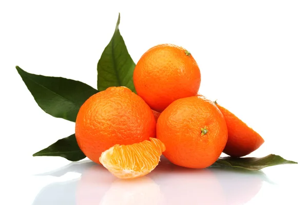 Mandarinas sabrosas maduras con hojas y segmentos aislados en blanco —  Fotos de Stock