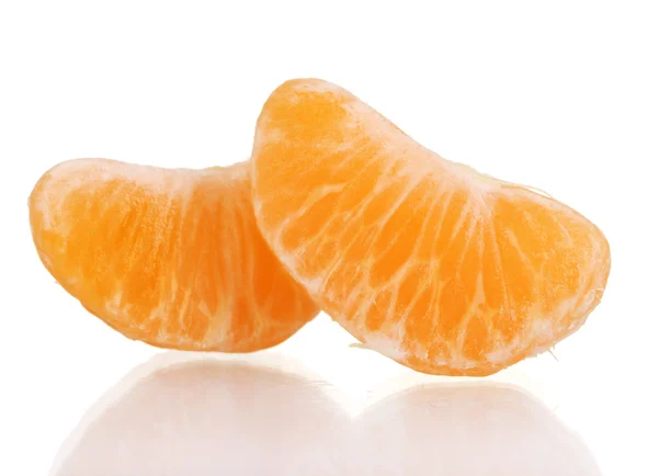 Reife orange Mandarinennelke isoliert auf weiß — Stockfoto