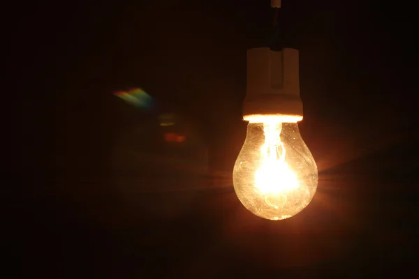 Uma lâmpada acesa isolada no branco — Fotografia de Stock
