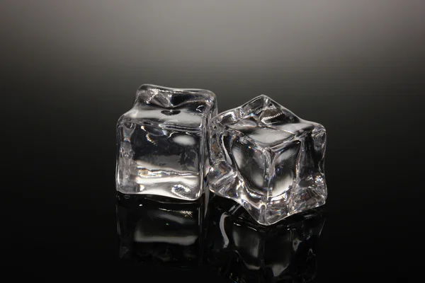 Кубики льда на черном фоне — стоковое фото