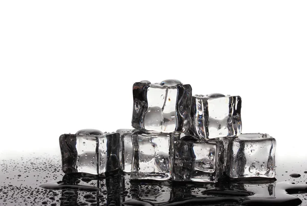 Таяние кубиков льда, изолированных на белом — стоковое фото
