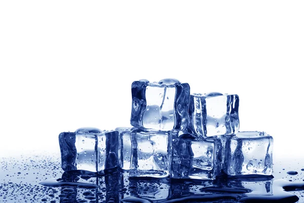 Танення кубиків льоду ізольовані на білому — стокове фото