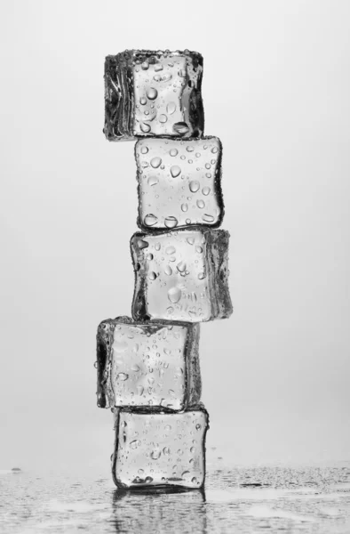 Cubi di ghiaccio sciolti isolati su bianco — Foto Stock