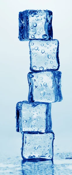 Topnienia lodu kostki na białym tle — Zdjęcie stockowe