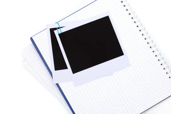 Fotopapier en notebook geïsoleerd op wit — Stockfoto