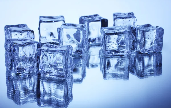 Scioglimento cubetti di ghiaccio su sfondo blu — Foto Stock