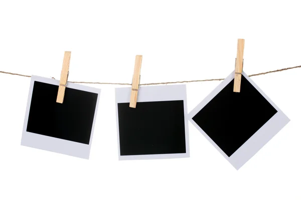 Papel fotográfico pendurado no varal isolado em branco — Fotografia de Stock
