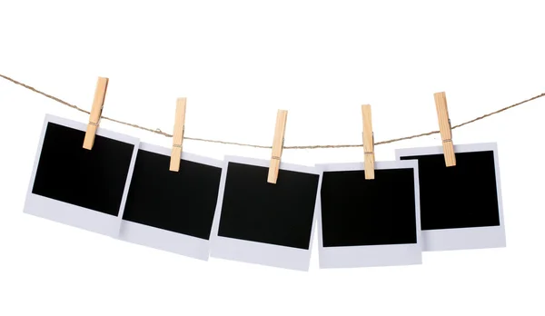 Fotoğraf kağıdı üzerine beyaz izole clothesline üzerinde asılı — Stok fotoğraf