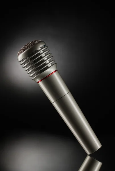 Micrófono de hierro gris brillante sobre fondo negro — Foto de Stock