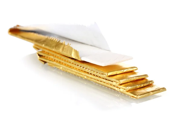 Gommes à mâcher enveloppées dans une feuille d'or, isolées sur du blanc — Photo