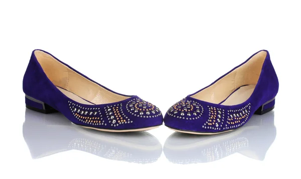 Elegante blaue flache Schuhe für Frauen in Steinen isoliert auf weiß — Stockfoto